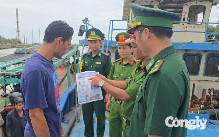 Đồn Biên phòng Nhà Mát và Công an phường Hiệp Thành tuyên truyền, phổ biến các quy định của pháp luật về phòng, chống ma túy cho thuyền viên