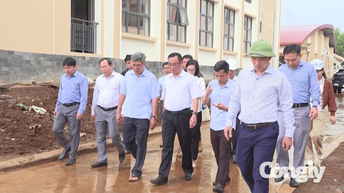 Phó Chủ tịch UBND tỉnh Nguyễn Minh kiểm tra tại Trường Phổ thông nội trú liên cấp Tiểu học và Trung học cơ sở Thuận An.