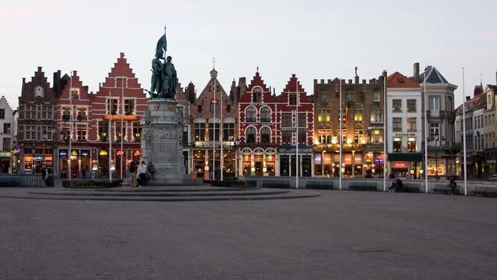 Quảng trường chợ Bruges. Hình ảnh: Sergey Ashmarin, CC BY-SA 3.0 , qua Wikimedia Commons