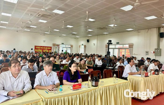 Toàn cảnh buổi tiếp xúc cử tri.