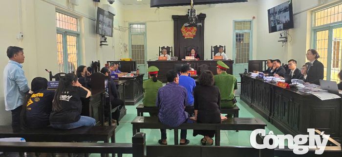 Quang cảnh phiên tòa