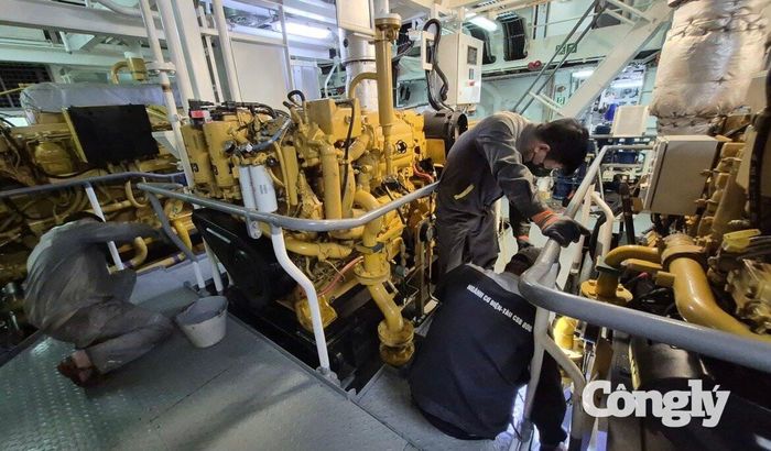 Cán bộ, chiến sĩ bảo quản, bảo dưỡng trang thiết bị kỹ thuật.