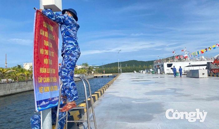 Trang trí các pa-nô, khẩu hiệu tuyên truyền trong khuôn viên Bộ Tư lệnh Vùng Cảnh sát biển 4