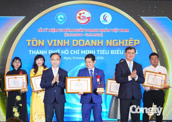 Trao danh hiệu “Doanh nghiệp, Doanh nhân TP.HCM tiêu biểu năm 2026” cho các doanh nghiệp.