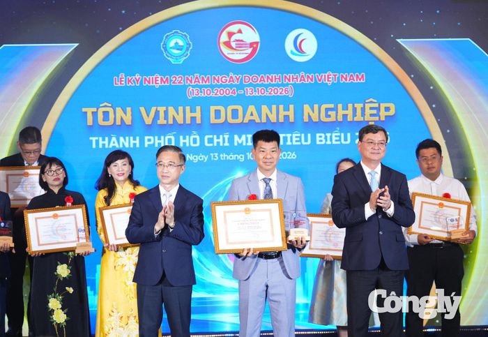 Trao danh hiệu “Doanh nghiệp, Doanh nhân TP.HCM tiêu biểu năm 2026” cho các doanh nghiệp.