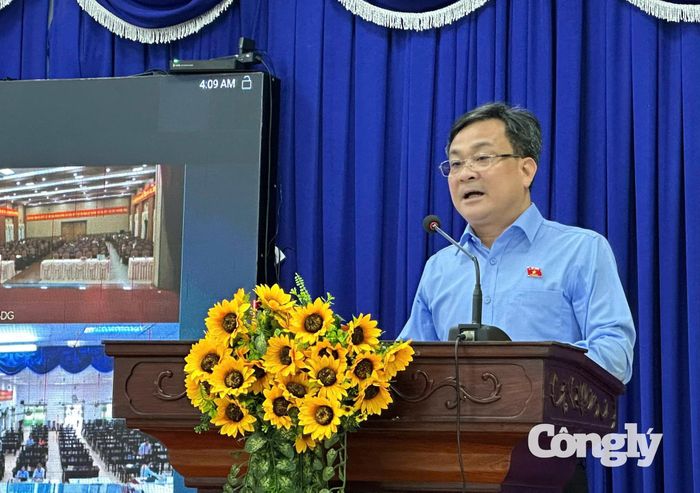 Thiếu tướng Vũ Huy Khánh, Ủy viên chuyên trách Ủy ban Quốc phòng, An ninh và Đối ngoại của Quốc hội trả lời, ghi nhận kiến nghị của cử tri.