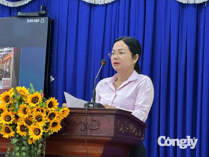 Bà Từ Thị Anh Đào - PCT UBND Phường Bình Dương trả lời kiến nghị cử tri.