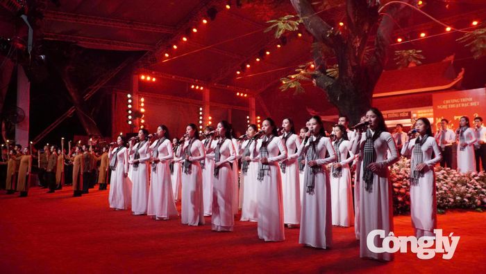 Các văn nghệ sĩ thể hiện nhiều tác phẩm âm nhạc về quê hương, đất nước và người lính.