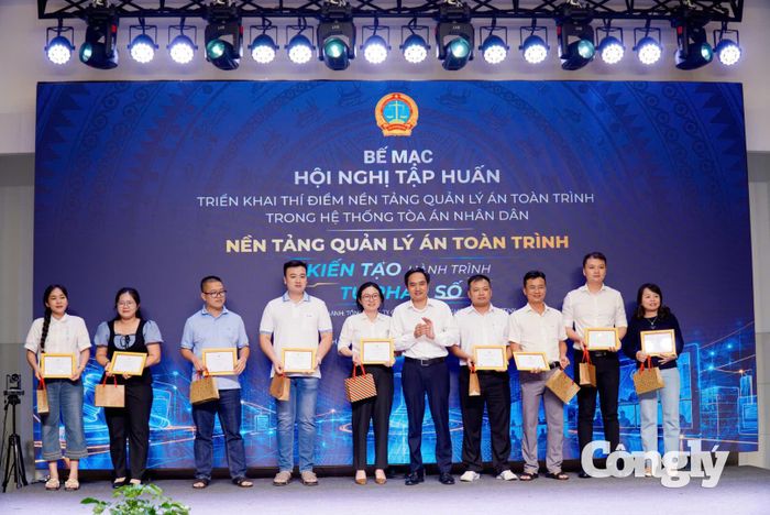 Cán bộ, công chức các đơn vị đạt giải Ba tại Hội nghị tập huấn Nền tảng Quản lý án toàn trình đợt 2.