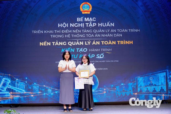 Bà Chu Thị Thu Hiền – Phó Cục trưởng, Cục Công nghệ thông tin, TANDTC trao giải Nhất tại Hội nghị tập huấn Nền tảng Quản lý án toàn trình đợt 2.