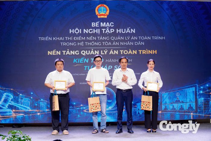 Cán bộ, công chức các đơn vị đạt giải Nhì tại Hội nghị tập huấn Nền tảng Quản lý án toàn trình đợt 2.