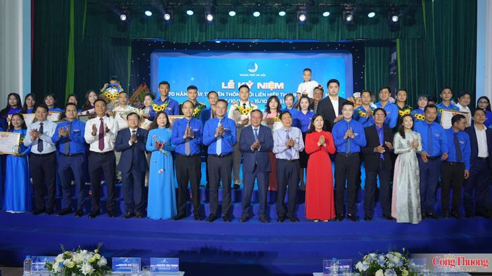 Lãnh đạo Trung ương và Thành phố Hà Nội chúc mừng các điển hình thanh niên tiêu biểu được tuyên dương tại Lễ kỷ niệm.