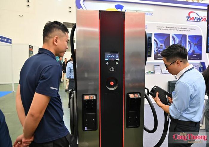 Tại khu vực trưng bày công nghệ, giải pháp sạc xe điện của Willas Electronic thu hút sự quan tâm của nhiều khách tham quan, phản ánh xu hướng điện hóa đang mở rộng sang lĩnh vực công nghiệp hỗ trợ và linh kiện điện tử. Willas là doanh nghiệp công nghệ có trụ sở tại Đài Loan (Trung Quốc), với hơn 40 năm kinh nghiệm trong lĩnh vực bán dẫn, linh kiện điện tử và quản lý nguồn. Tại Việt Nam, doanh nghiệp cung cấp các giải pháp cho công nghiệp, ô tô và năng lượng, trong đó có các công nghệ liên quan đến bộ chuyển đổi DC-DC, bộ sạc trên xe (OBC) và hệ thống quản lý nguồn. 