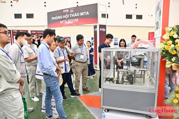 Nhiều khách tham quan dành sự quan tâm tới hệ thống máy cắt CNC chính xác được giới thiệu tại triển lãm.