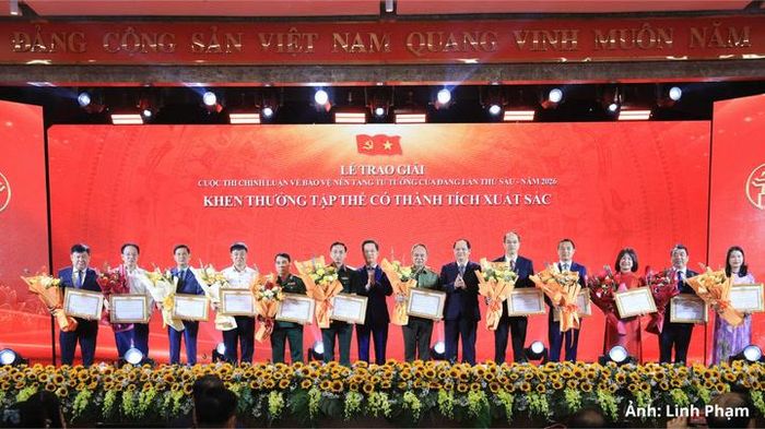Trưởng ban Tuyên giáo Thành ủy Nguyễn Doãn Toản và Trưởng ban Tổ chức Thành ủy Vũ Đăng Định trao Bằng khen của Ban Thường vụ Thành ủy tặng các tập thể có thành tích xuất sắc.
