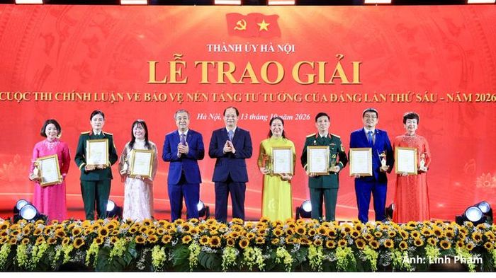 Phó Trưởng ban Tuyên giáo Trung ương, Ủy viên Thường trực Ban Chỉ đạo 35 Trung ương Ngô Đông Hải và Trưởng ban Tuyên giáo Thành ủy Nguyễn Doãn Toản trao giải Nhất các thể loại cho các tác giả, nhóm tác giả.