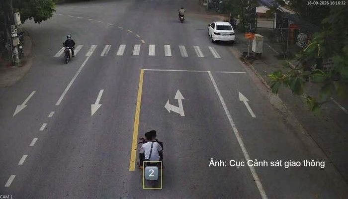 Camera AI ghi nhận người điều khiển xe máy chở người ngồi sau đều không đội mũ bảo hiểm.