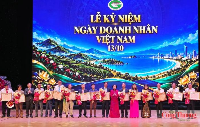 Hiệp hội Doanh nghiệp nhỏ và vừa Việt Nam khen thưởng 23 cá nhân có thành tích trong công tác xây dựng, phát triển tổ chức Hiệp hội năm 2026.