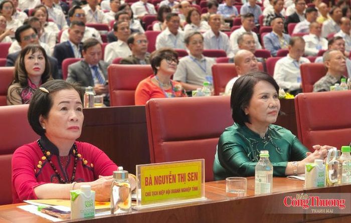 Bà Nguyễn Thị Sen (trái), Chủ tịch Hiệp hội Doanh nghiệp tỉnh Gia Lai và bà Đồng Thị Ánh, Chủ tịch Hội Nữ doanh nhân tỉnh Gia Lai.