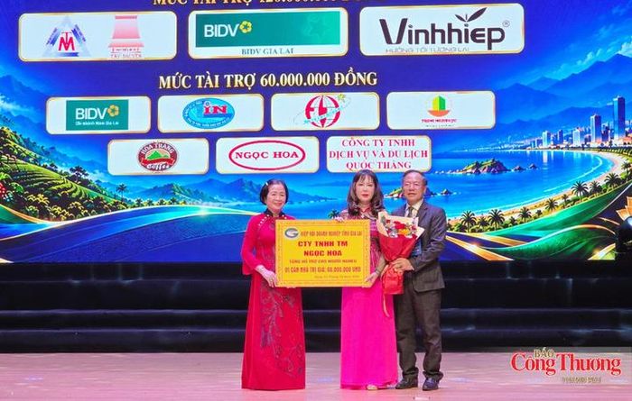 Công ty TNHH TM Ngọc Hoa trao tặng hỗ trợ cho người nghèo 1 căn nhà trị giá 60 triệu đồng.