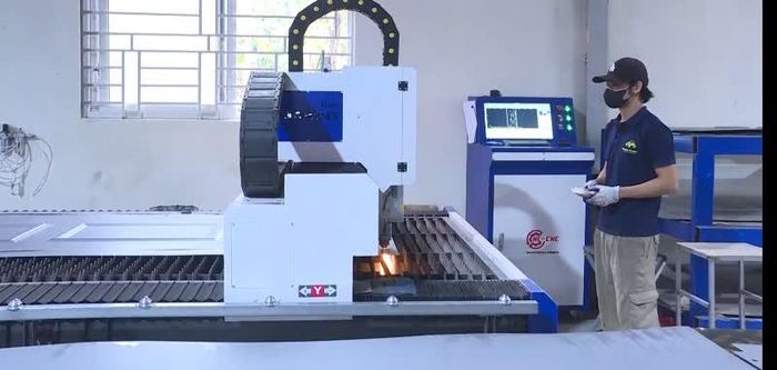 Công nhân điều khiển máy cắt CNC tại Công ty TNHH Thương mại sản xuất Thịnh Phát.