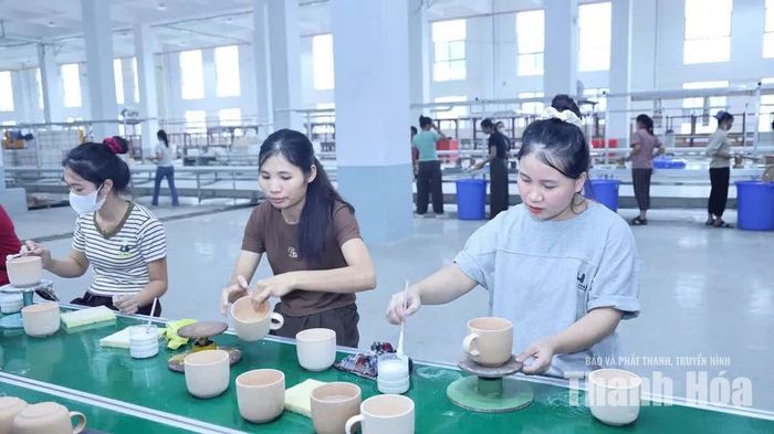Công nhân thực hành tại xưởng sản xuất Thung lũng Gốm sứ ASEAN. Ảnh: Minh Hằng