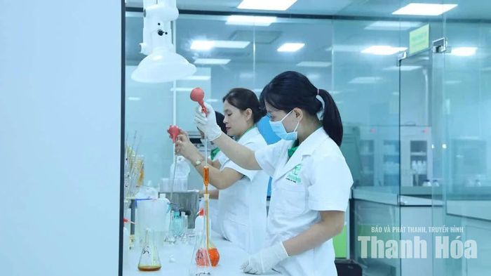 Phân tích, kiểm nghiệm phân bón tại Trung tâm Nghiên cứu phát triển khoa học và công nghệ Tiến Nông. Ảnh: Minh Hằng