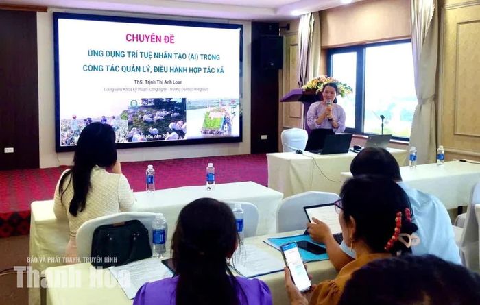 Giảng viên Trường Đại học Hồng Đức giới thiệu chuyên đề ứng dụng trí tuệ nhân tạo trong công tác quản lý, điều hành hợp tác xã.
