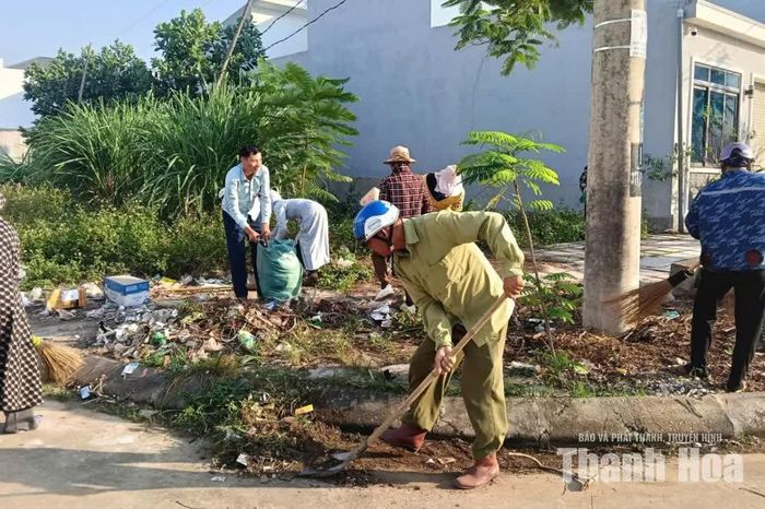Tại xã Hà Long, chi hội nông dân các thôn đồng loạt tổ chức tổng vệ sinh môi trường, thu gom rác thải, chỉnh trang đường làng, ngõ xóm.