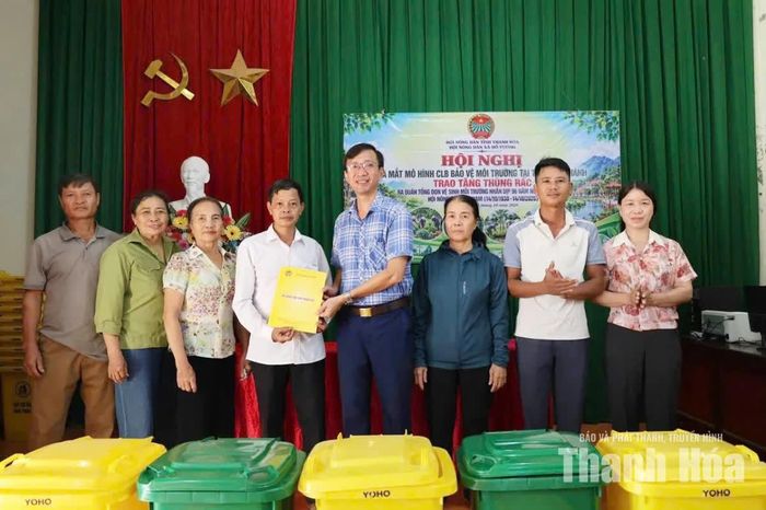 Hội Nông dân xã Hồ Vương ra mắt mô hình câu lạc bộ bảo vệ môi trường.