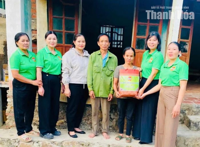 Hội Nông dân xã Thạch Quảng thăm hỏi, động viên gia đình hội viên có hoàn cảnh khó khăn bị ảnh hưởng đợt mưa lũ vừa qua.