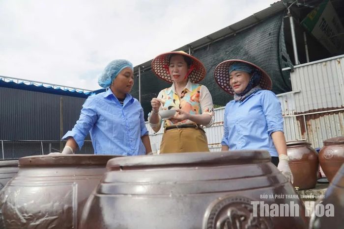 Bà Lê Thị Liễu (người đứng giữa) hội viên nông dân phường Tĩnh Gia được vinh danh và trao danh hiệu “Nông dân Việt Nam xuất sắc 40 năm đổi mới”.