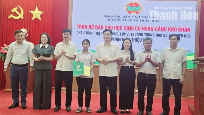 Hội Nông dân tỉnh, Hội Nông dân xã Thiệu Hóa trao học bổng cho con của hội viên có hoàn cảnh khó khăn vượt khó học giỏi.