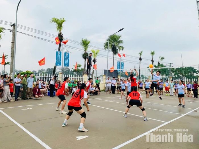 Hưởng ứng phong trào, nhiều Hội Nông dân xã, phường đã tổ chức các giải bóng chuyền tại địa phương tạo không khí vui tươi, phấn khởi trong cán bộ, hội viên và Nhân dân.