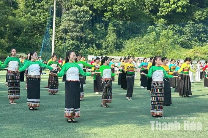 Hội Nông dân và Hội Liên hiệp Phụ nữ xã Linh Sơn phối hợp tổ chức giao lưu văn nghệ chào mừng kỷ niệm 96 năm Ngày thành lập Hội Nông dân Việt Nam.