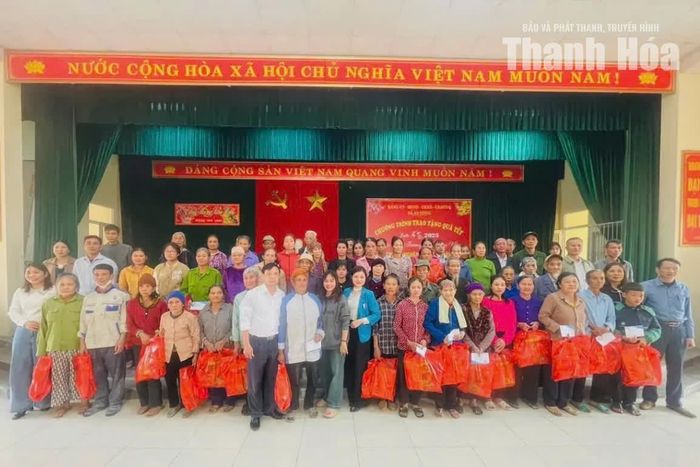 Những người con xa quê tặng quà tết cho người dân xã An Nông.