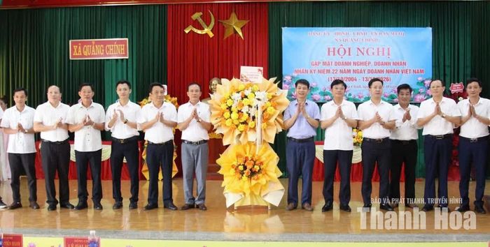 Lãnh đạo xã Quảng Chính tặng hoa chúc mừng các doanh nghiệp, doanh nhân.