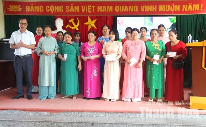 Đại diện lãnh đạo Hội Người mù tỉnh trao quà cho hội viên có hoàn cảnh khó khăn, vươn lên trong cuộc sống.