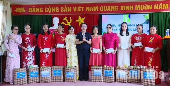 Chủ tịch Hội LHPN tỉnh Lương Thị Hạnh trao quà cho hội viên có hoàn cảnh khó khăn, vươn lên trong cuộc sống.