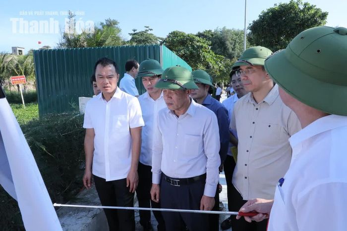 Bí thư Tỉnh ủy Lê Đức Thái và các đồng chí Phó Bí thư Tỉnh ủy kiểm tra thực địa hệ thống thoát nước tại phường Sầm Sơn.