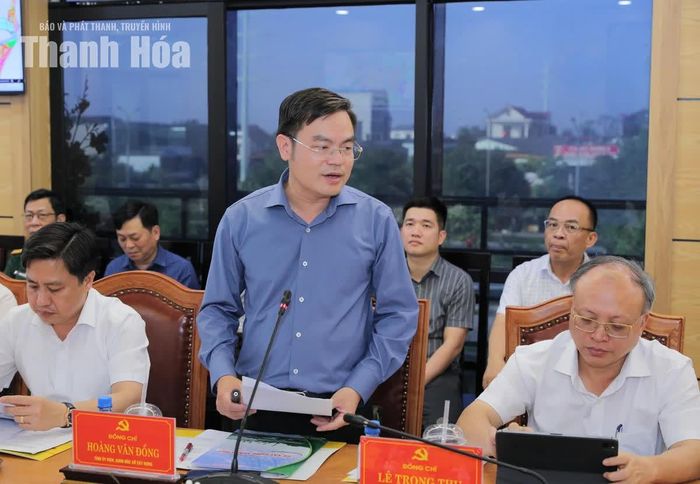 Lãnh đạo Sở Xây dựng trình bày nội dung phương án Trung tâm hành chính mới.
