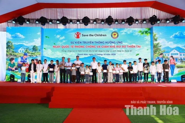 Ban Tổ chức trao 30 suất quà hỗ trợ học sinh bị ảnh hưởng bởi thiên tai trong năm 2026.