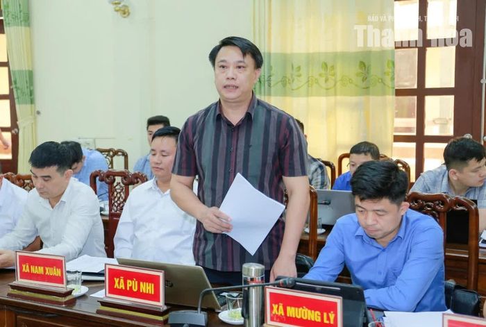 Chủ tịch UBND xã Pù Nhi báo cáo tại hội nghị.