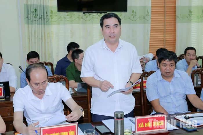Chủ tịch UBND xã Hồi Xuân báo cáo tại hội nghị.