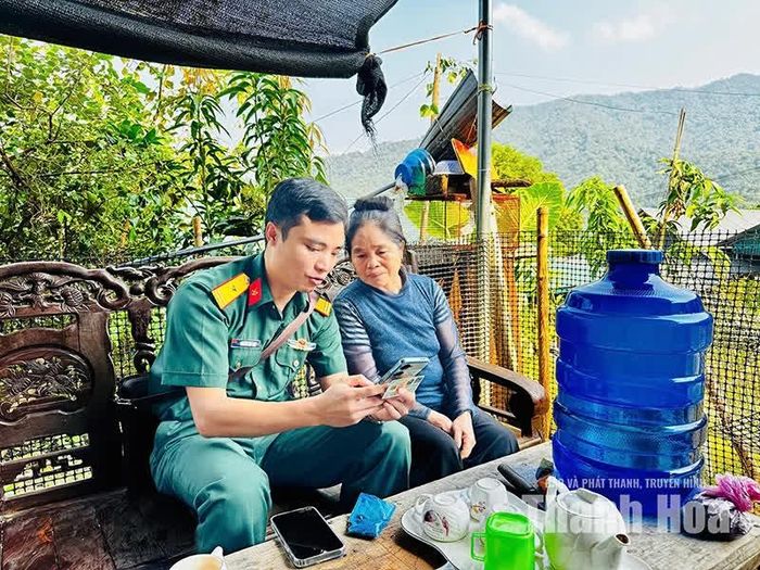 Cán bộ, chiến sỹ Đoàn KTQP 5 Quân khu 4 hướng dẫn người dân cài đặt tiện ích số tại nhà.