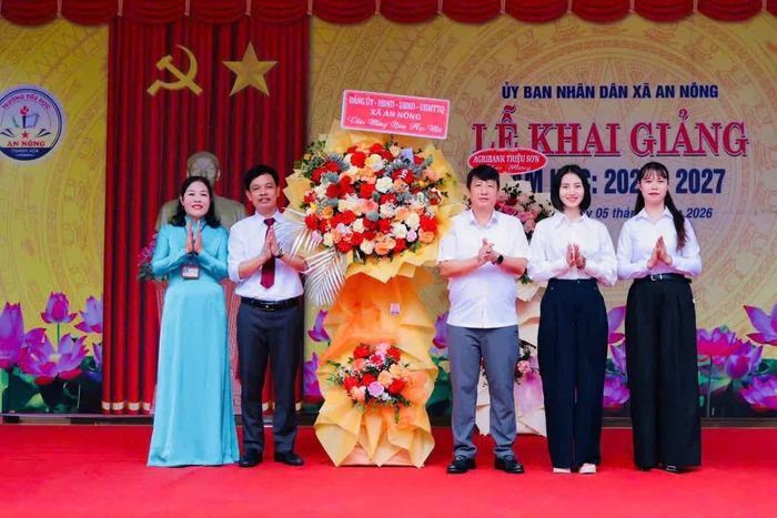 Bí thư Đảng ủy, Chủ tịch HĐND xã An Nông Nguyễn Việt Ba tặng hoa chúc mừng trường Tiểu học An Nông nhân dịp khai giảng năm học 2026-2027.