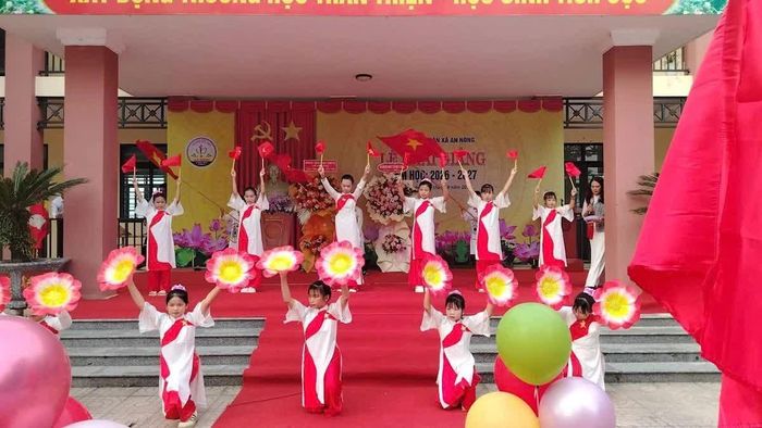 Tiết mục văn nghệ của các em học sinh Trường Tiểu học An Nông.
