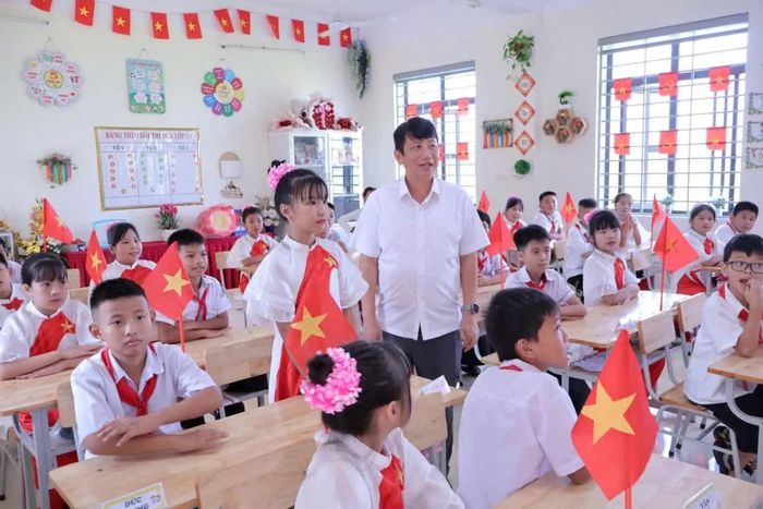 Bí thư Đảng ủy, Chủ tịch HĐND xã An Nông Nguyễn Việt Ba thăm các lớp học nhân ngày khai giảng năm học 2026-2027.