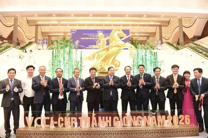  Ông Nguyễn Trung Chính chụp ảnh lưu niệm cùng các khách mời, đại biểu tham dự chương trình.