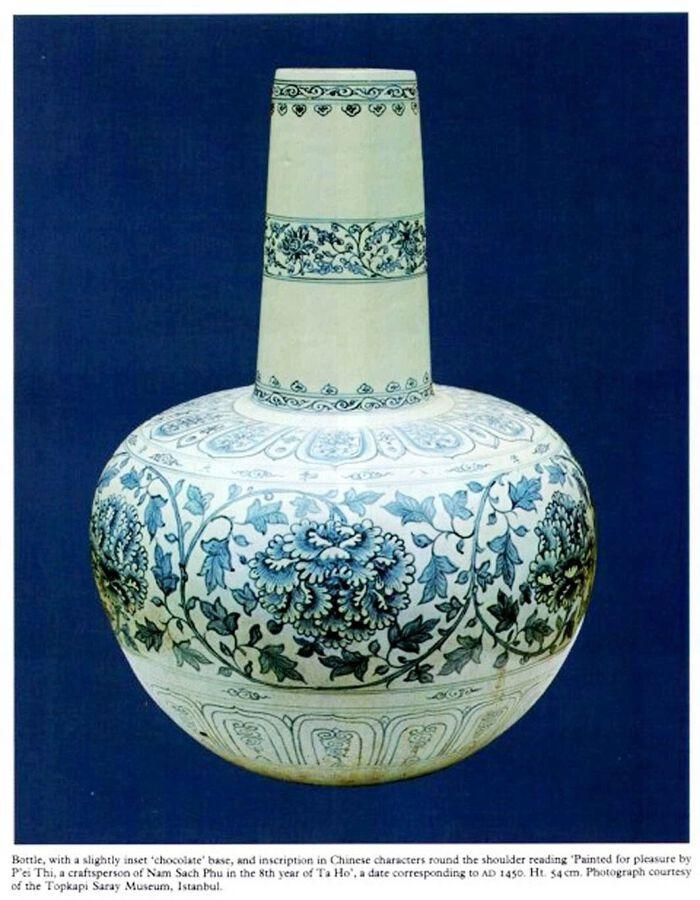 Chiếc bình gốm hoa lam thế kỷ XV do bà tổ nghề gốm Chu Đậu - Bùi Thị Hý vẽ, hiện đang trưng bày tại Bảo tàng Topkapi Saray - 'chìa khóa' mở lại cánh cửa lịch sử của dòng gốm bác học từng thất truyền gần nửa thiên niên kỷ.